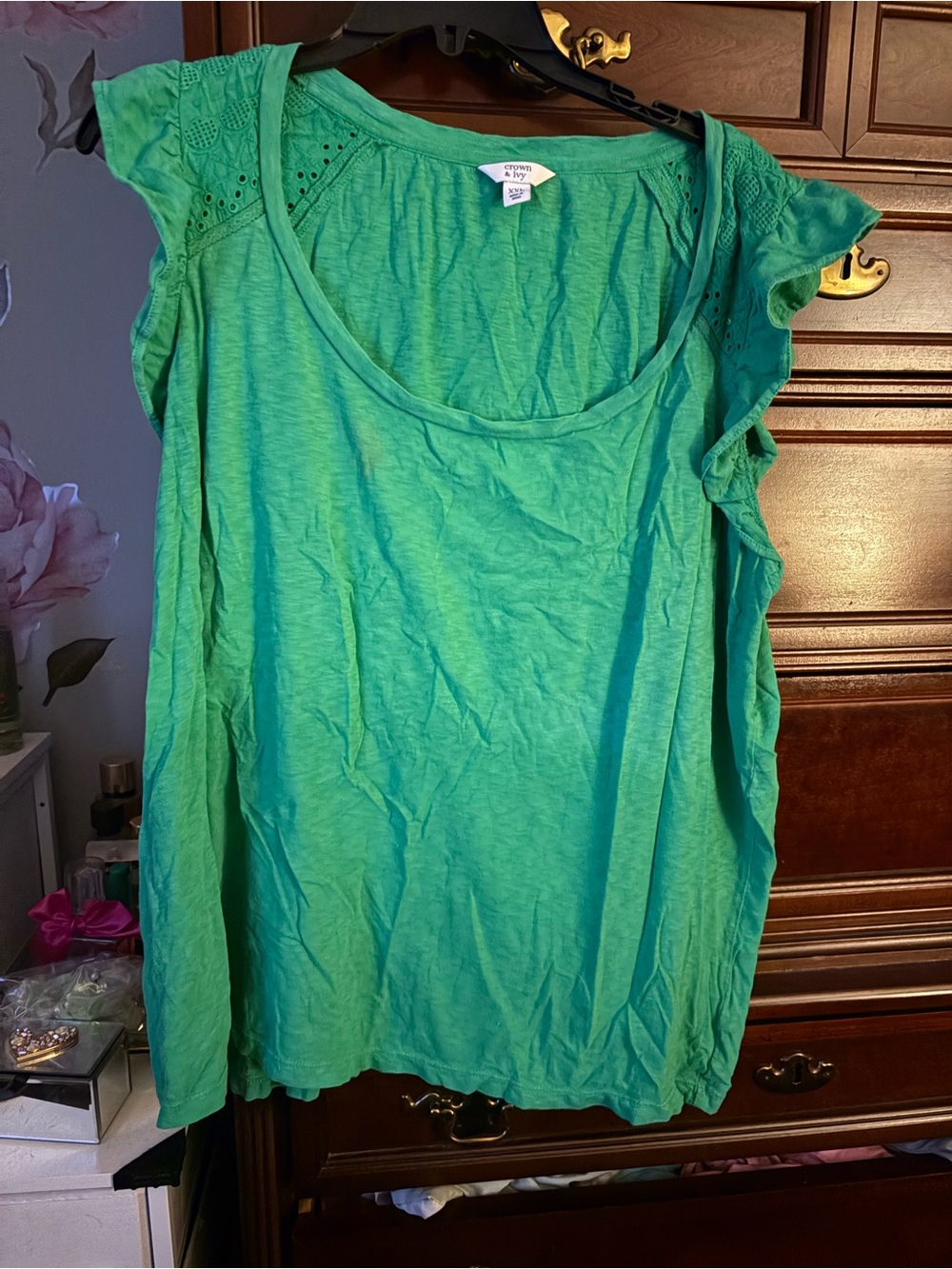 crown & ivy Green Eyelet Scoop Neck Tank with Flutter Sleeves